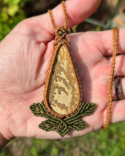 Dendritic Sandstone Macrame Necklace with Decorative Leaves