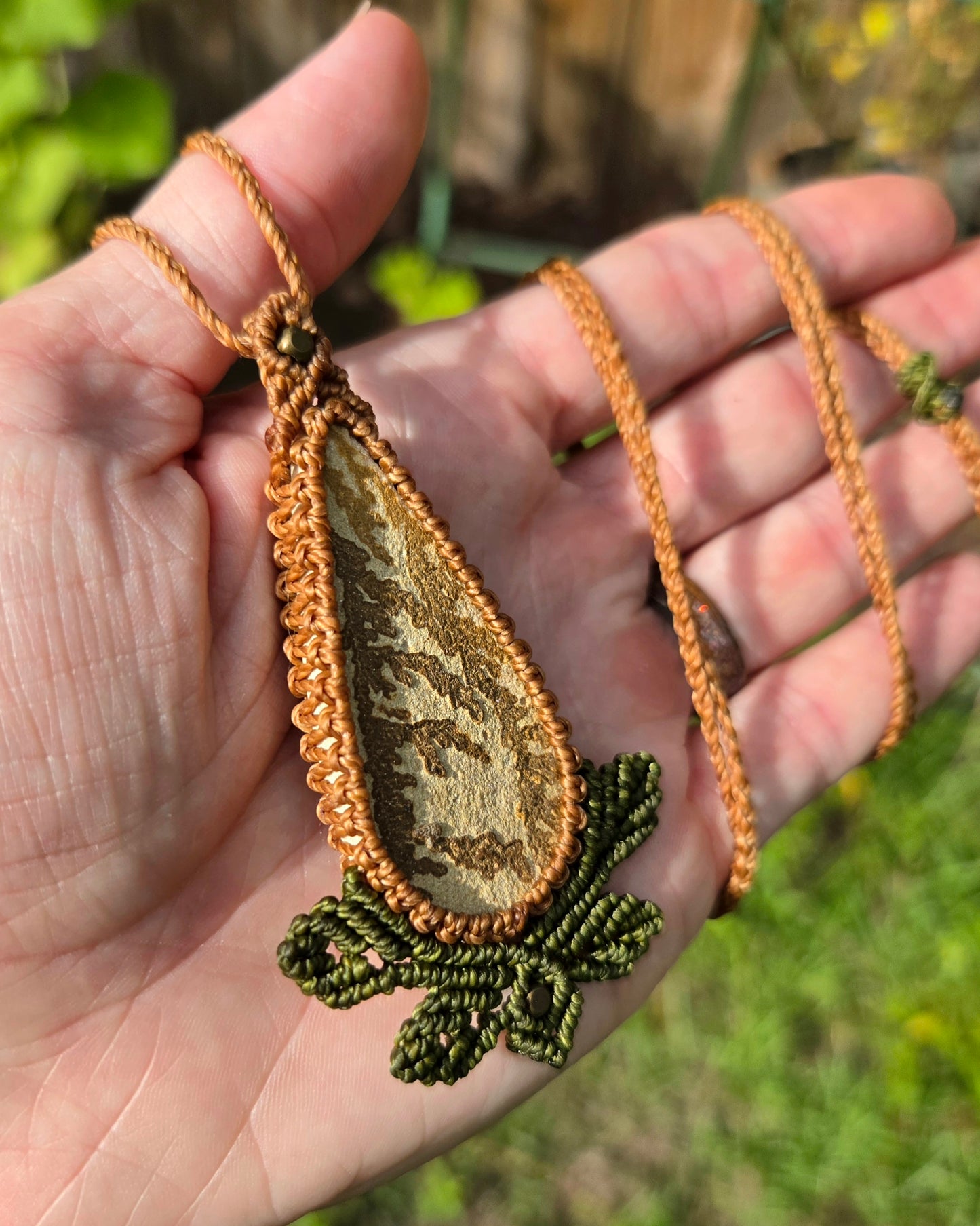 Dendritic Sandstone Macrame Necklace with Decorative Leaves