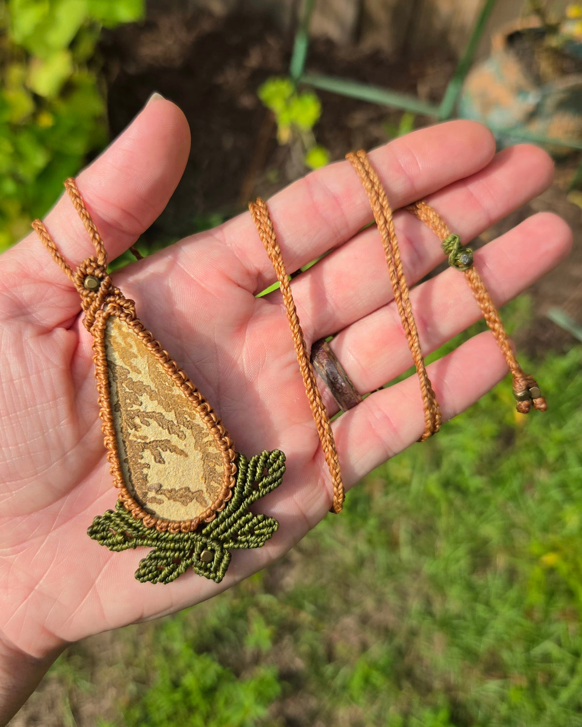 Dendritic Sandstone Macrame Necklace with Decorative Leaves