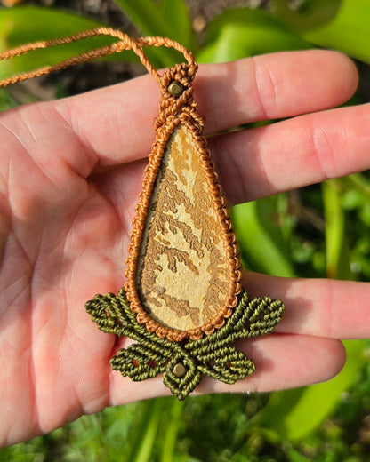 Dendritic Sandstone Macrame Necklace with Decorative Leaves