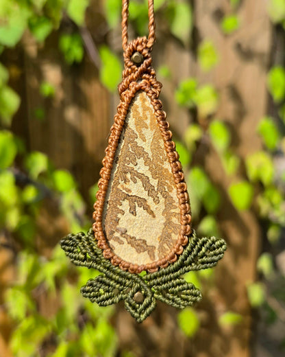 Dendritic Sandstone Macrame Necklace with Decorative Leaves